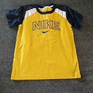 😀Boys Nike Shirt